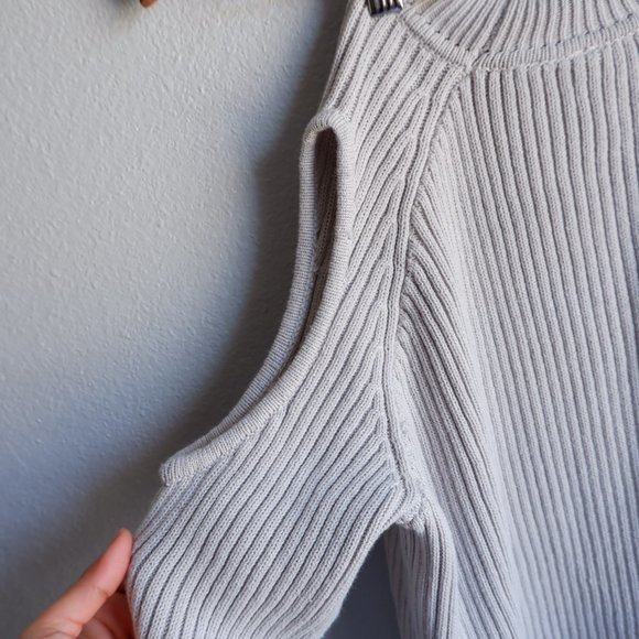 Open-shoulder Sweater - Picture 4 of 6